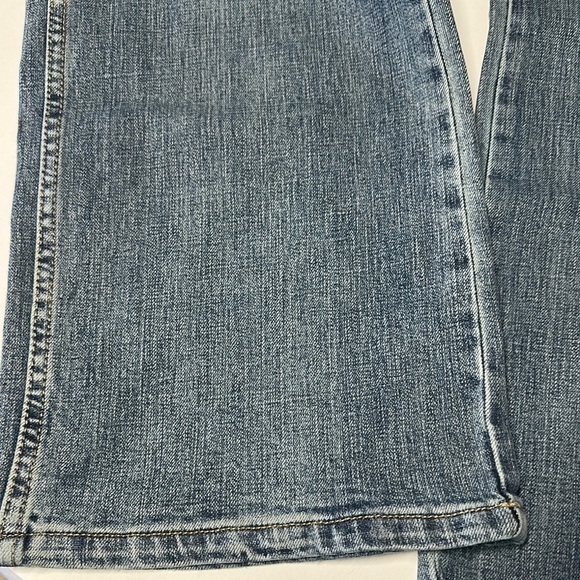 Wrangler Blue Relaxed Fit Jeans with Distressed Style - Picture 10 of 11